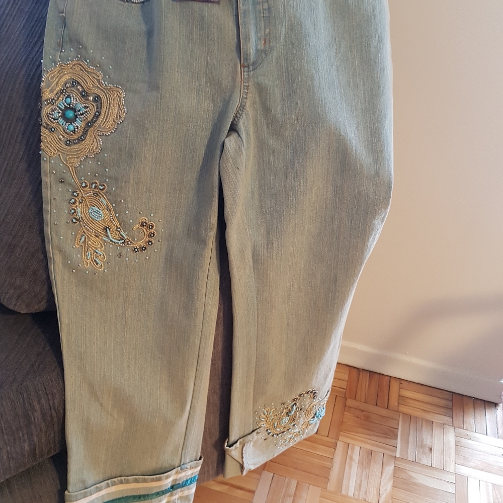 Embellished pants wih sequins and jewels